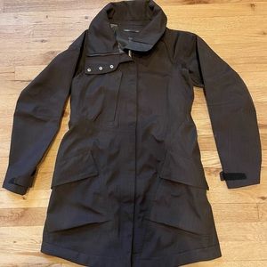 NAU W’s hard shell trench, size S.